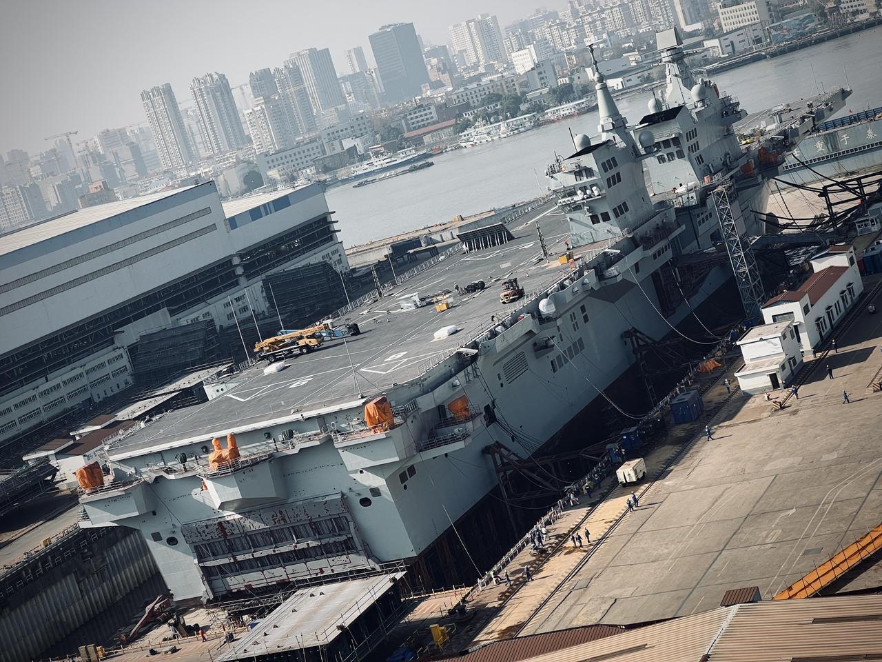 四川舰新图，起飞区挡焰板升起！（图源见水印）这应该是四川舰第二次海试后，第一