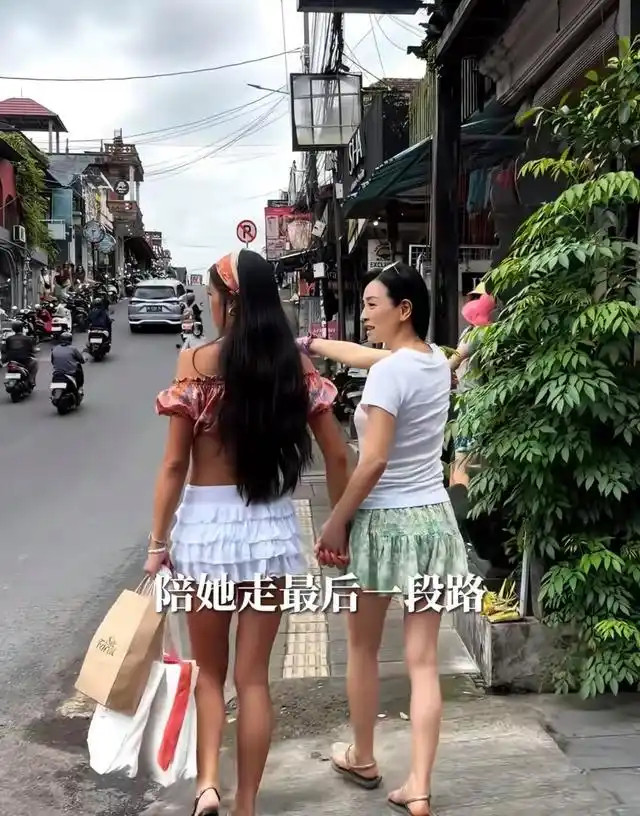 张庭马尔代夫母女照引争议，16岁女儿穿比基尼，我却看到中产家庭的“预算式自由”