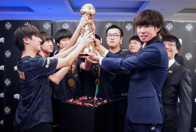 MSI历史上只此一座三冠王RNG！可惜被作没了！前段时间传言明年RNG回归LPL