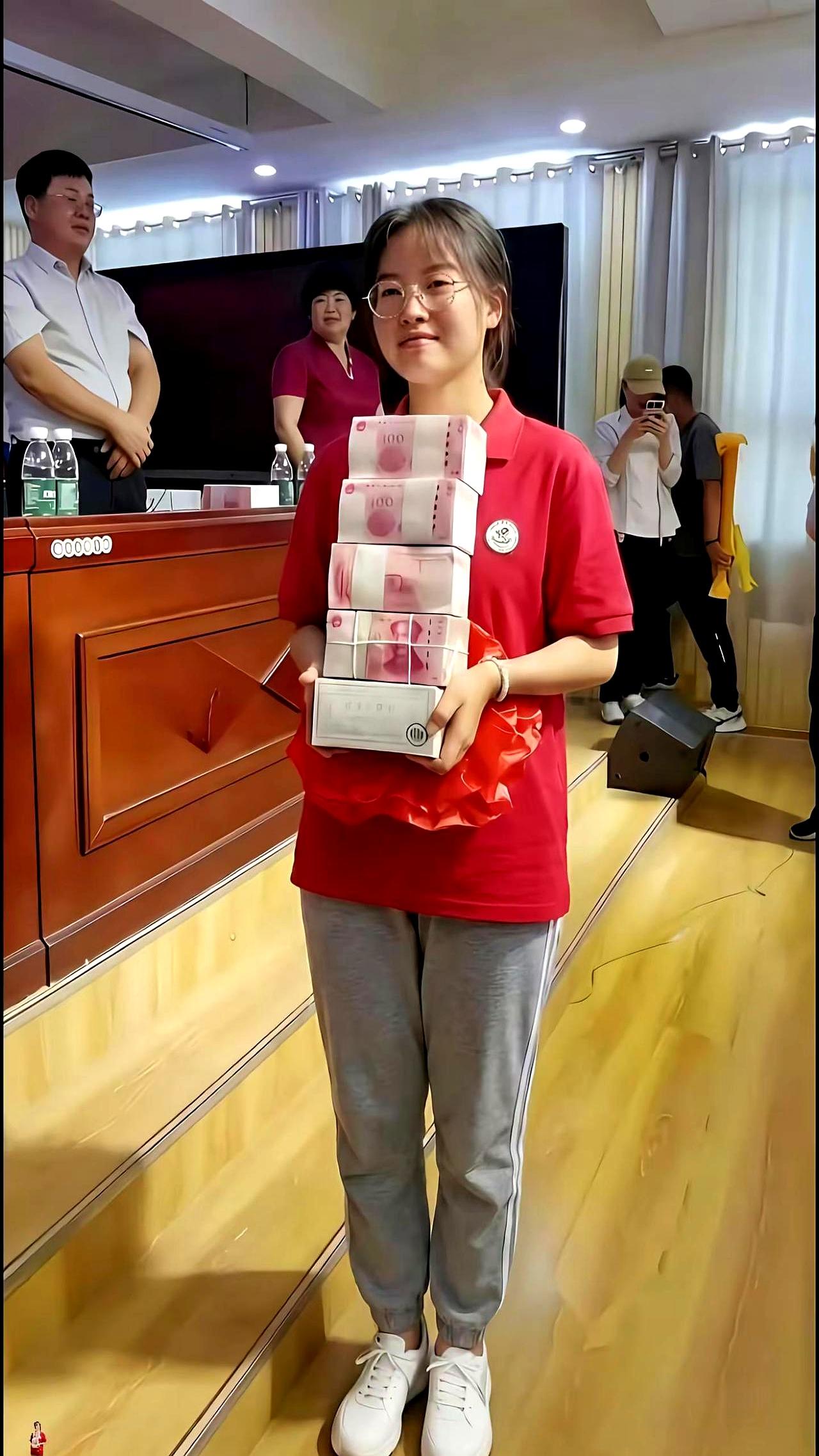 713分，提前拿到清华录取通知，这事儿一出来，真让人忍不住替她高兴。更巧的是，