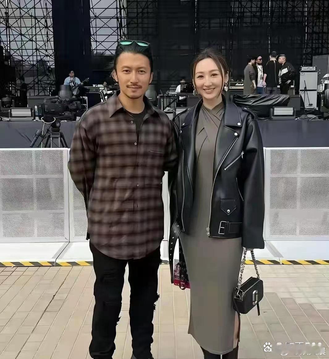 转眼45岁的谢霆锋，眉宇间多了几分沧桑质感，历经岁月沉淀，自带成熟慵懒的氛围感。