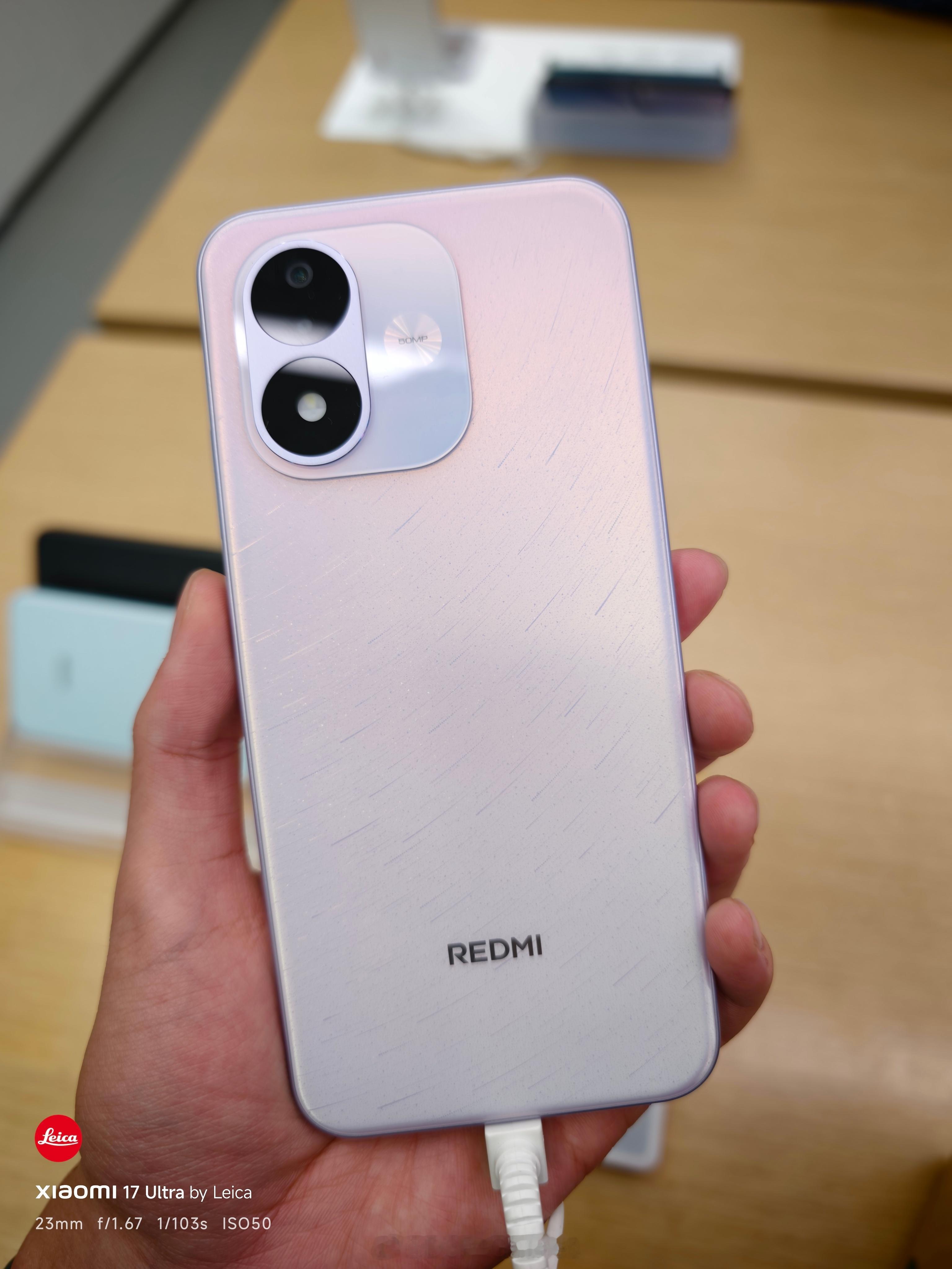 REDMINote17门店已经出样了。左边7寸，右边6.77寸，屏幕明显大