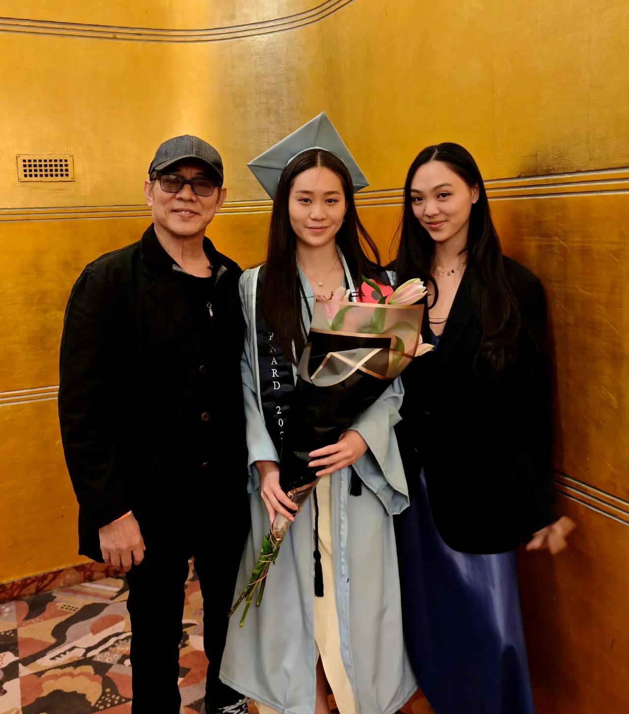 老了后的李连杰知道孩子多的好处了，开始公开提到和前妻的两个女儿了，他也是有福气的