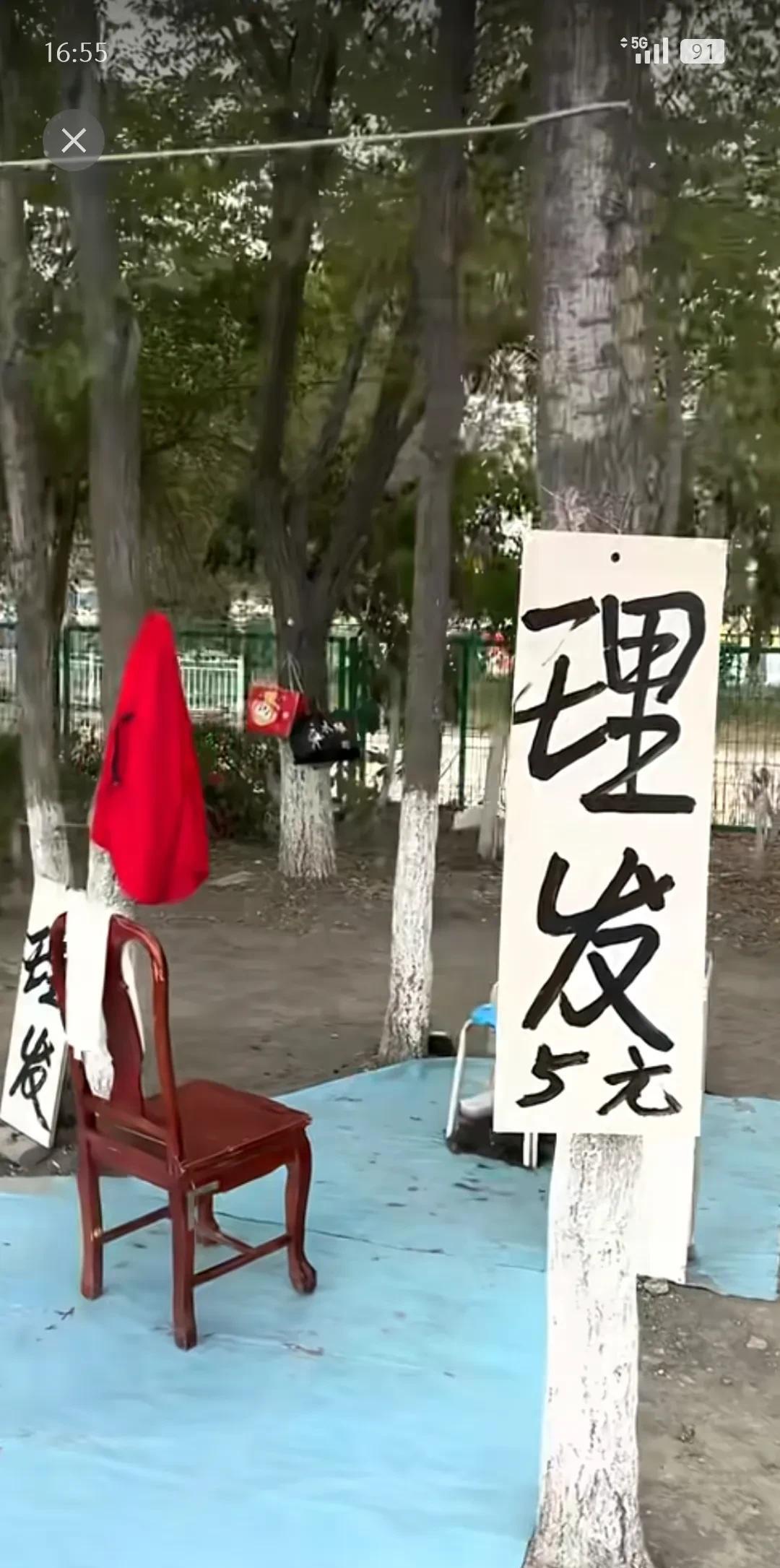 乌鲁木齐惊现理发一条街，理发全部只要5块钱，太便宜了！刚在网上刷到的，真的有点