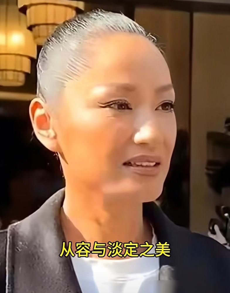 54岁扯掉染发剂，瞿颖顶着一头花白头发就出来了。马尾扎得死紧，发根白得透透的，脸上也没啥遮掩，眼袋皱