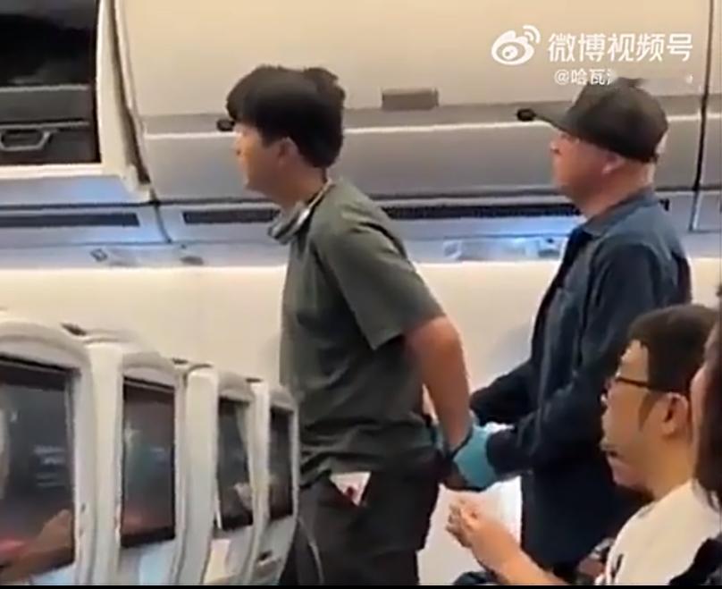 爸爸护犊子一时机上冲动，葬送全家赴美资格，美国零容忍重罚航空暴力，网友感慨西药见