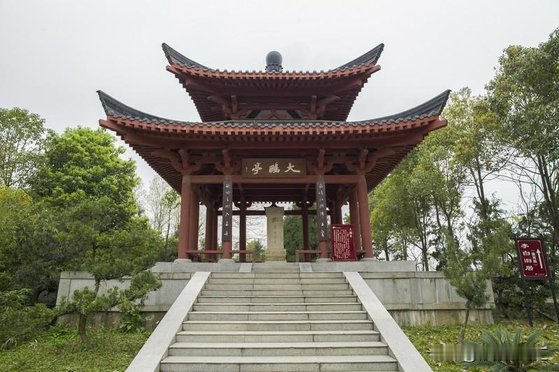 李白行走江湖，靠的可不只是那惊天地泣鬼神的诗才，还有一手厉害的剑术。学术圈普遍认