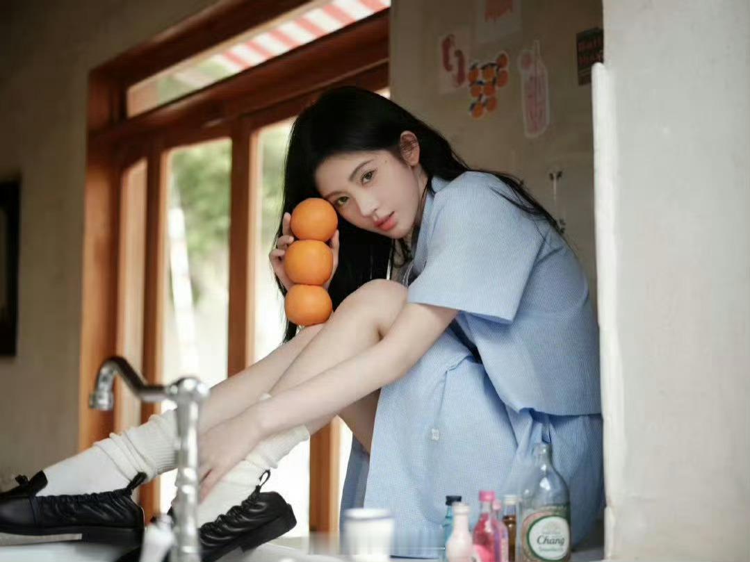 鞠婧祎白衣橘子look夏日限定小鞠🍊好清爽的少女感扑面而来！白衣和橘子树太配了