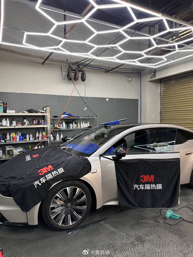 贴完隔热膜，通透且微微泛蓝，很像我当年W211的感觉，港风味十足袁启俊的铂智7