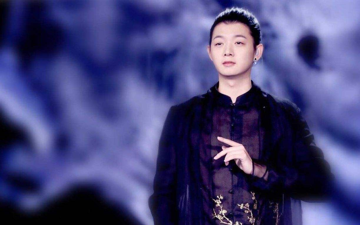 霍尊与妈妈拍的婚纱照被扒出 母子举止过于亲密 引起网友热议