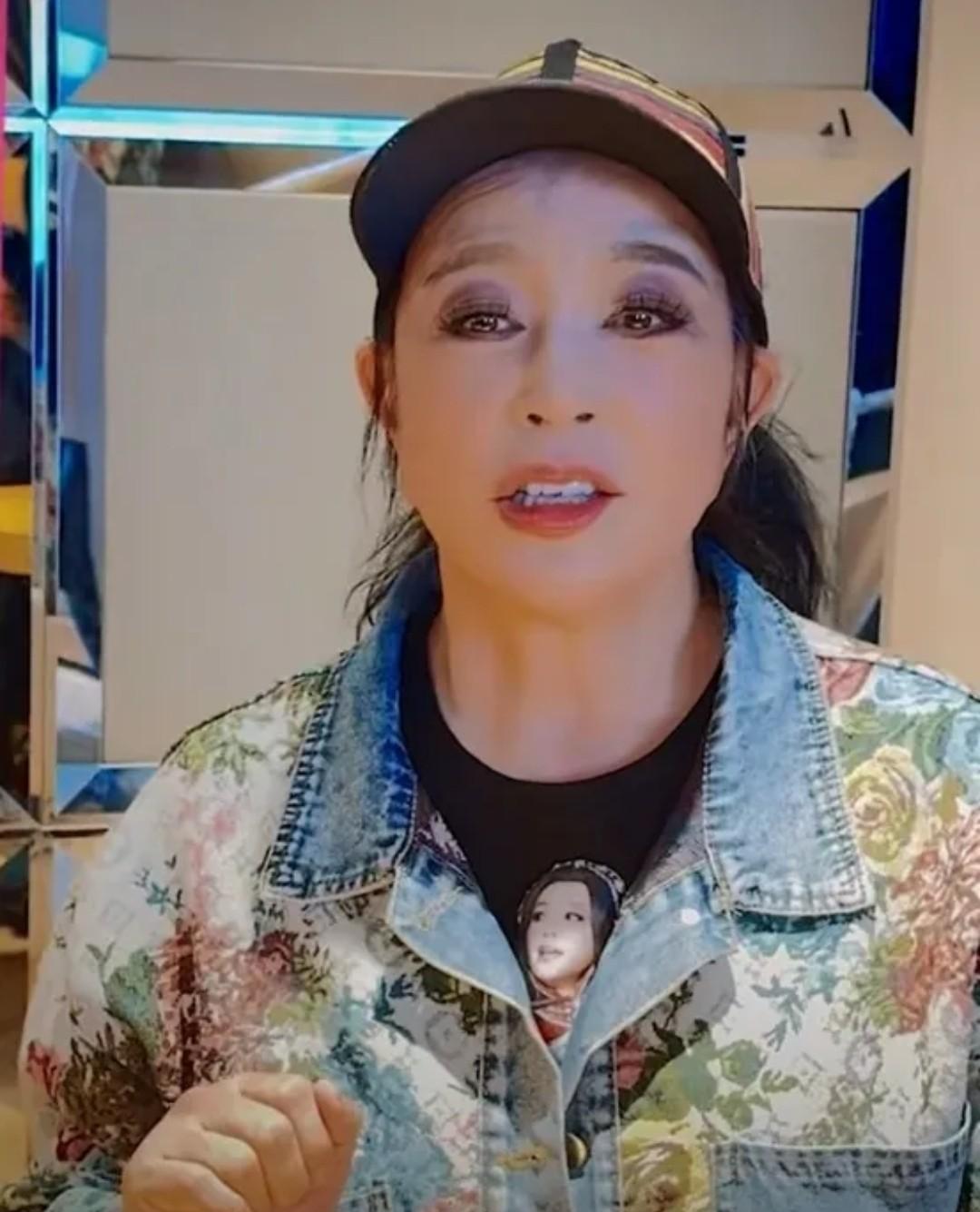 才发现美颜能把脸的皮肤皱纹弄平，但化的妆不能美颜。看刘晓庆大姐姐的妆好像用烧火棍