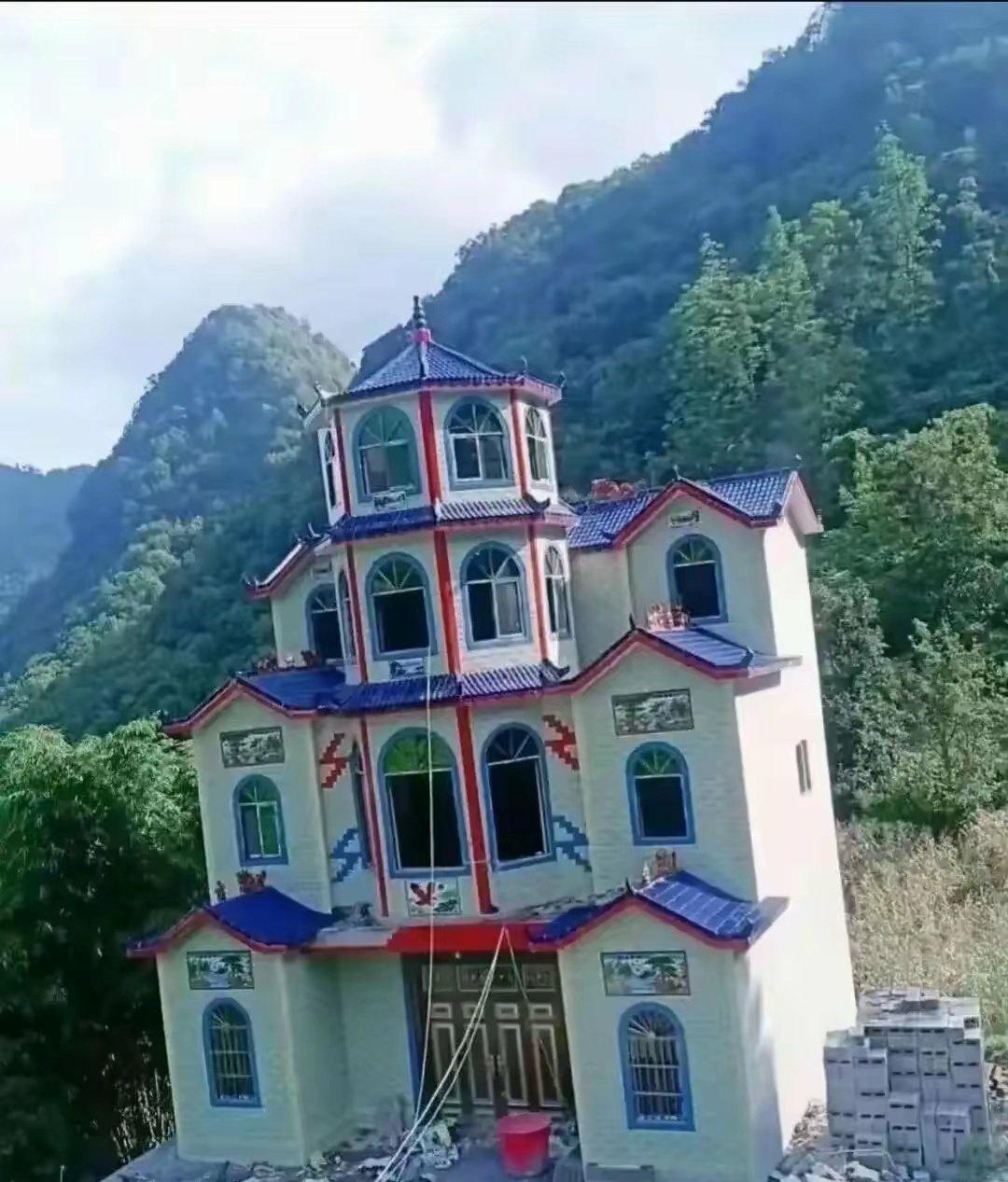 一位云南朋友自己设计的老家自建房，这是什么风格的建筑?话说住这样的房子，有什么