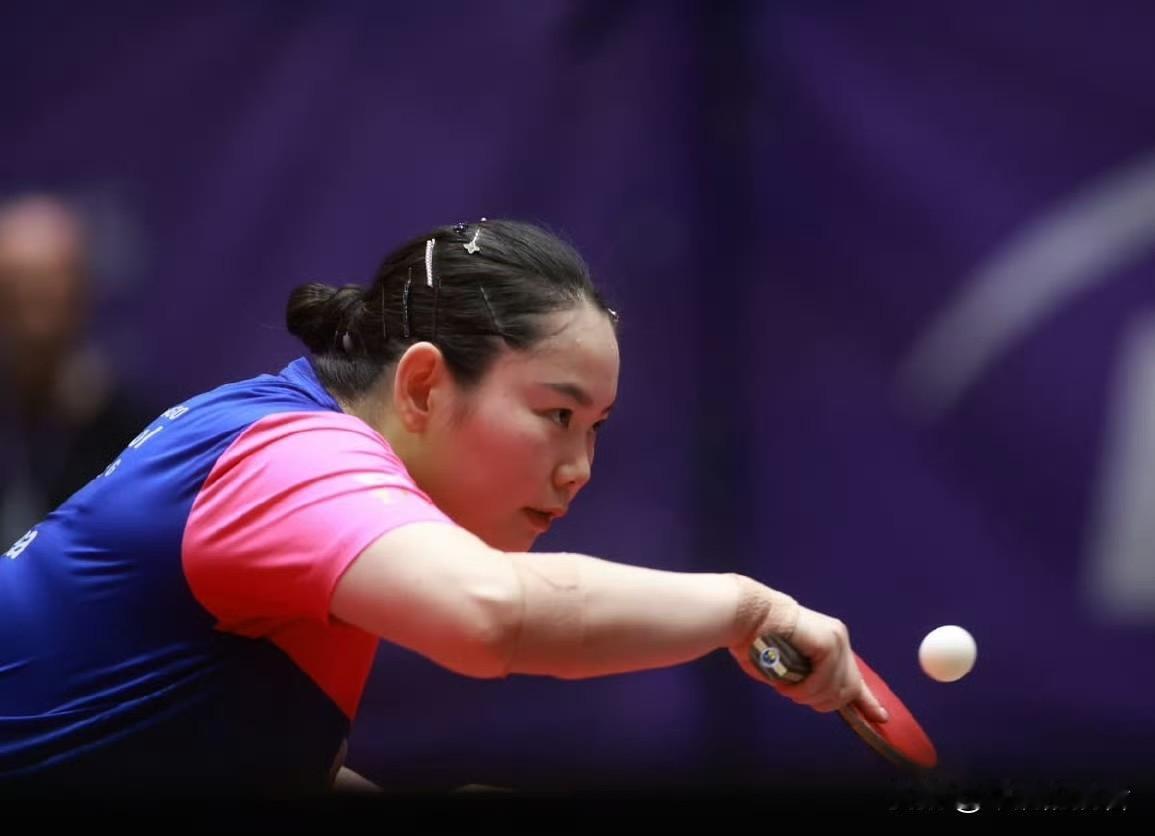 女子乒乓球欧冠颁奖仪式氛围感直接拉满🏆何卓佳手持冠军奖杯，定格荣耀瞬间，现场