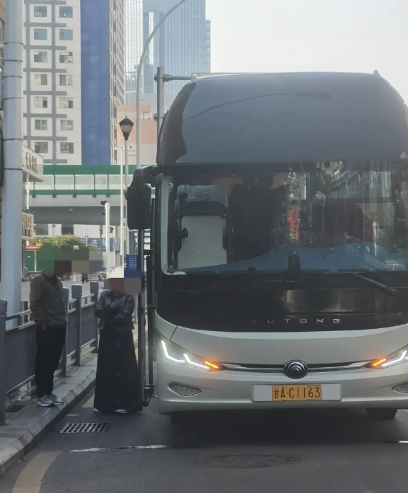 停在西宁胜利路边上的这些旅游大巴有点危险！随着旅游旺季的到来，住在西宁的旅游