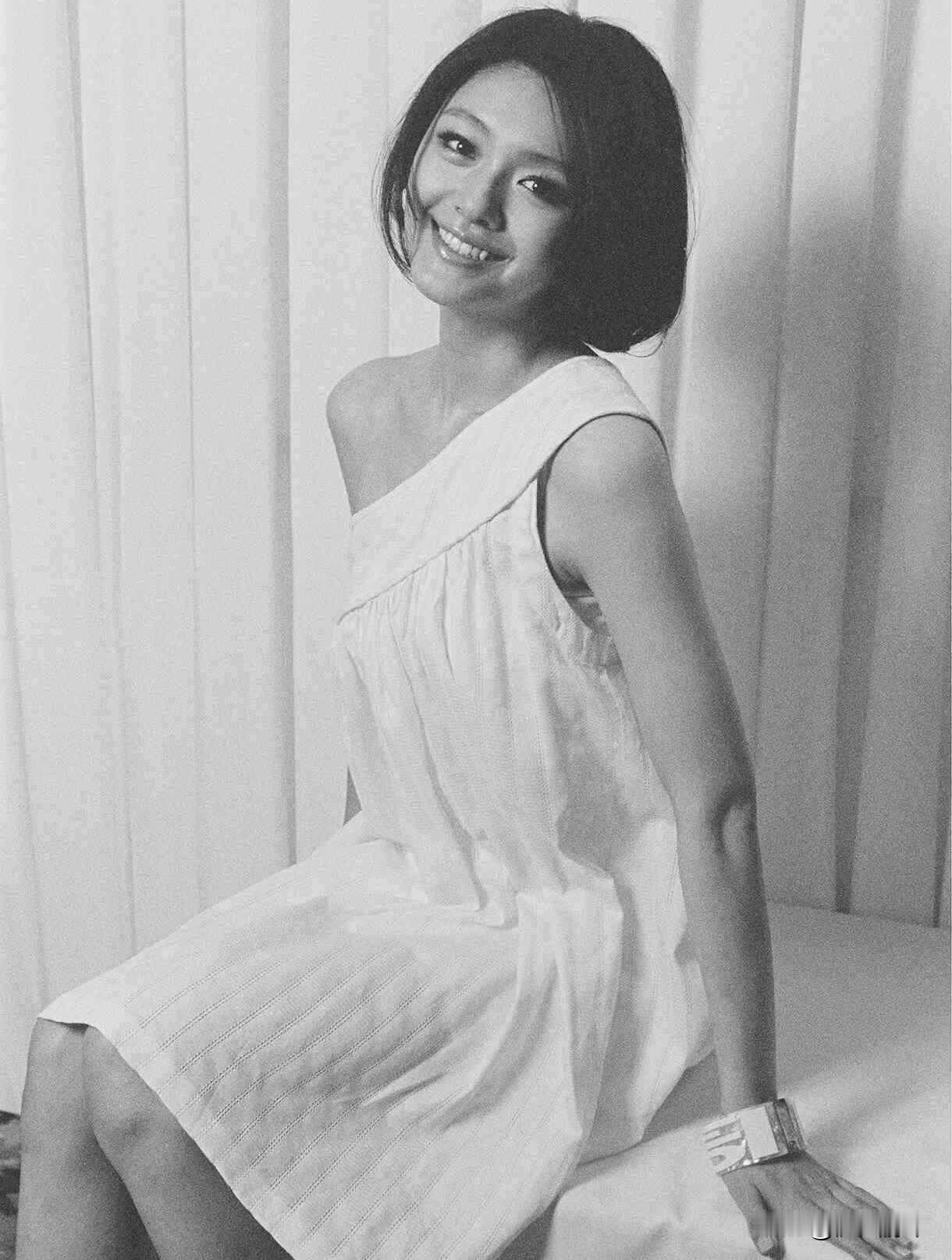 大S，谁的青春不曾美过？白裙斜肩明媚至极，温柔而美好，笑得毫无防备，明眸皓齿里是