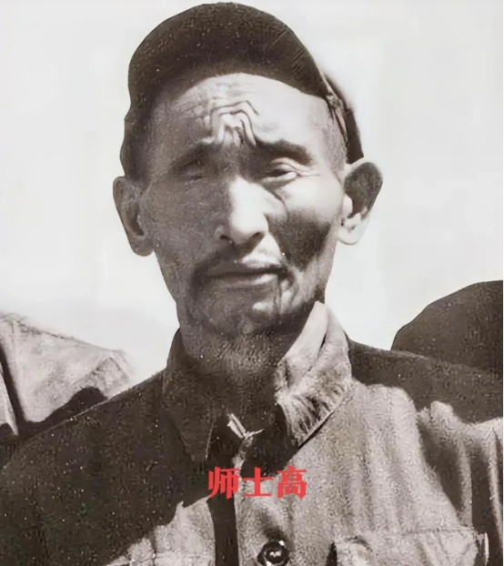 1952年大凉山深处，解放军从奴隶主手中解救出一名双眼溃烂的汉人。战士们看他挺遭