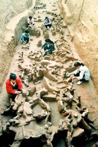 很多人以为殉葬就是把活人关进地宫，门一关，他们就只能哭喊着等死。其实，为了活下去