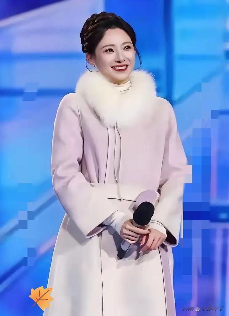终于懂了！央视跨年女主持集体穿羽绒服大衣，根本不是不精致，而是山西吕梁零下1