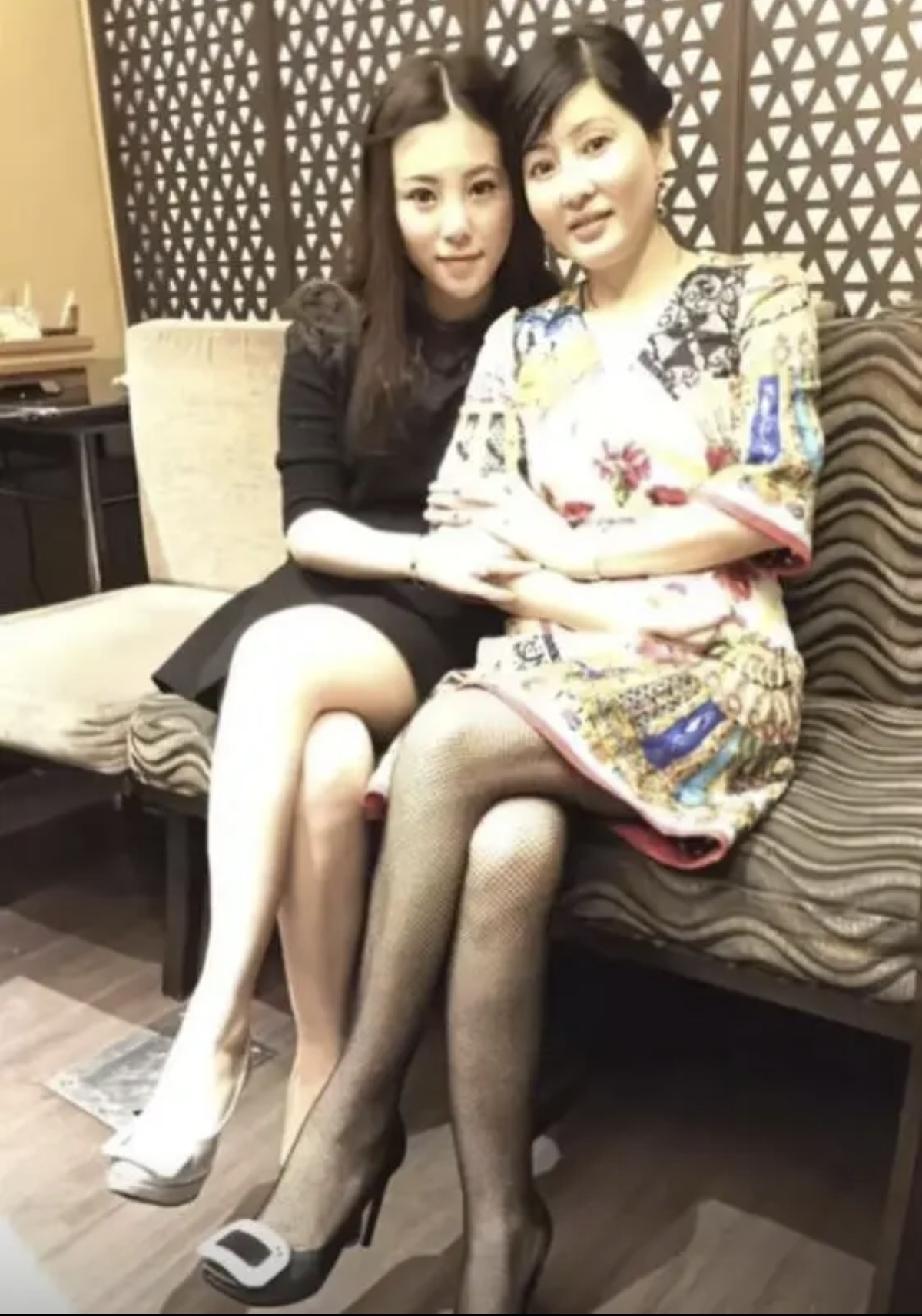蔡天凤和她妈妈的关系挺亲昵，母女俩妆容精致是富婆级别的。钱多多的蔡母却没有阻止