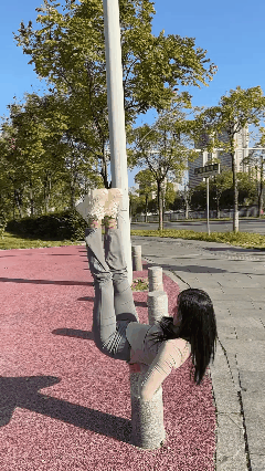 非要这样的姿势拍照吗？🤣🤣🤣