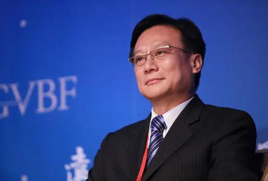 卓伯源直接来个釜底抽薪，直接奉劝郝龙斌与罗智强退选，来换回国民党的形象。显然，