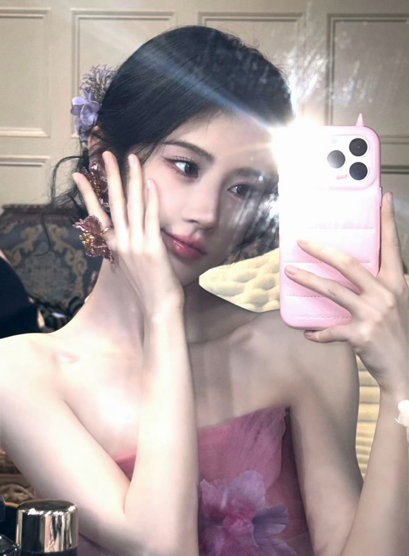 鞠婧祎晒对镜闪光灯自拍看得出她是公主~💃