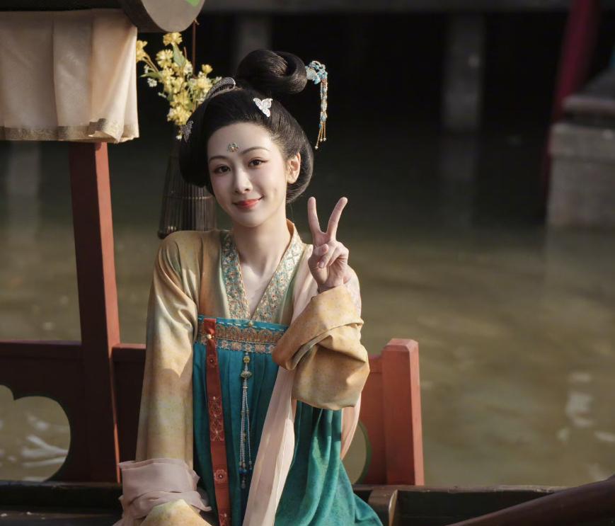 电视剧《锦绣芳华》收官期间，杨紫与魏哲鸣延续剧中角色关系的幽默互动引发热议，“杨