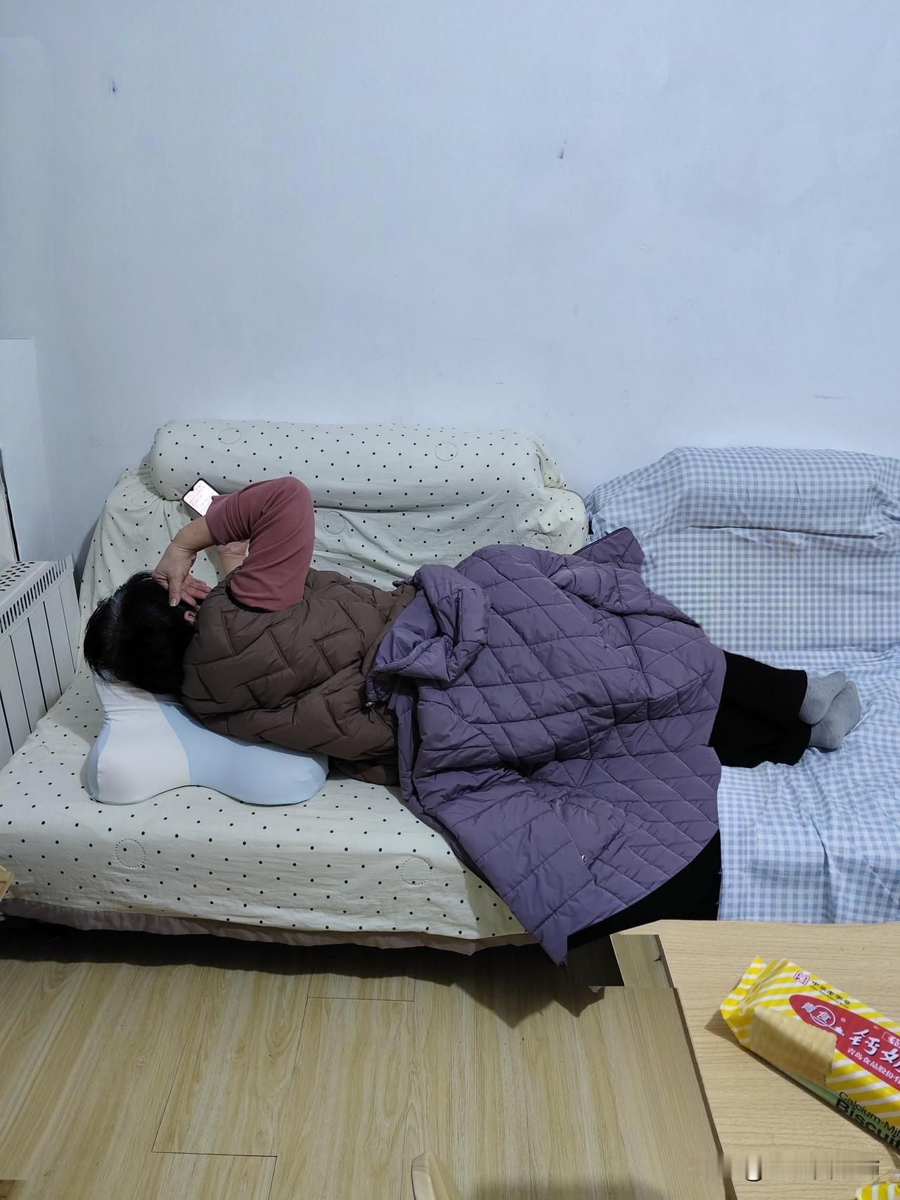 和保洁妈妈住在出租屋下班回家妈妈在厨房热饭。锅里是馒头，旁边是大白菜，桌上放着