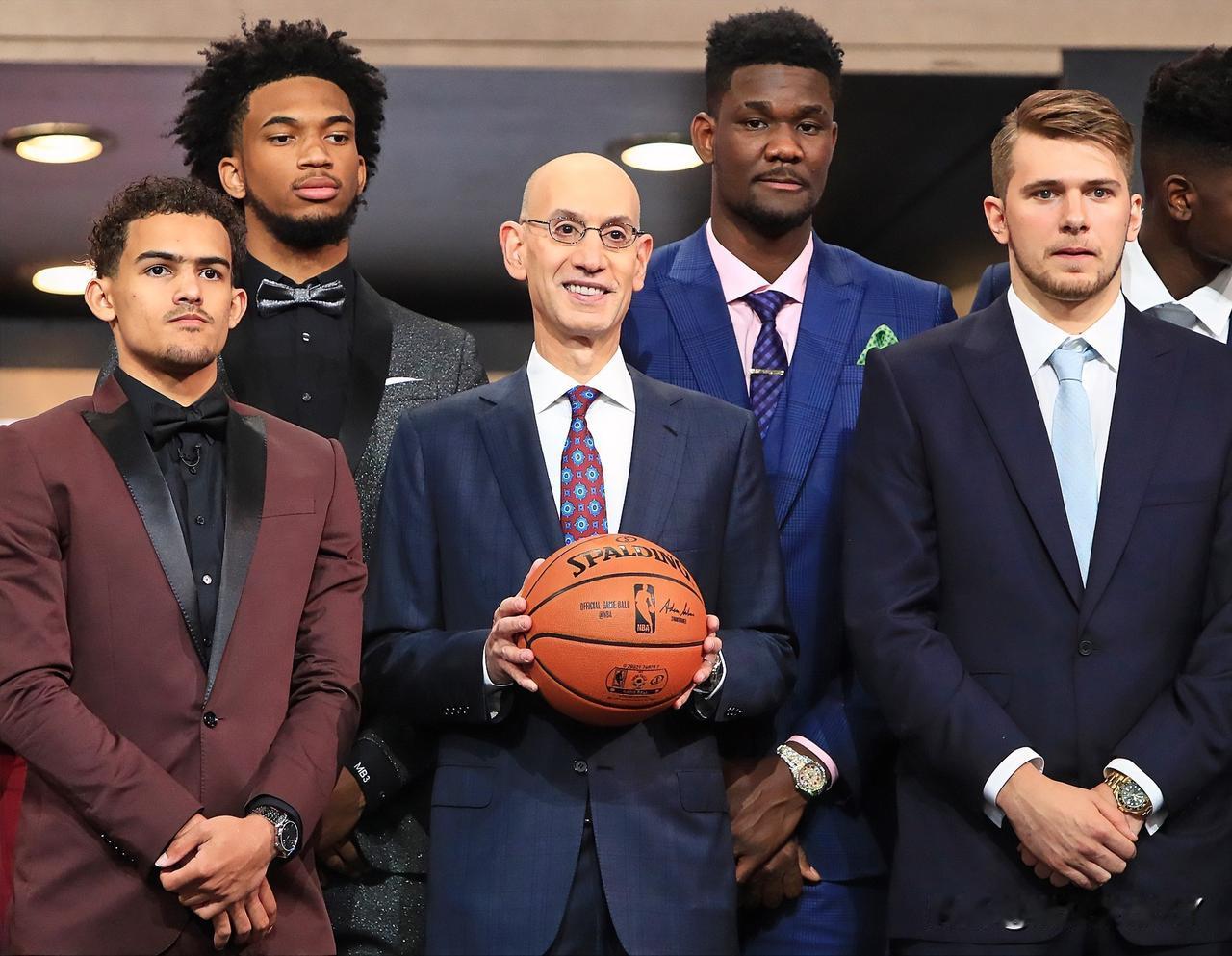 不仅大家没有想到，估计就连肖华都没有想到，18年选秀大会站在他身边的4个人