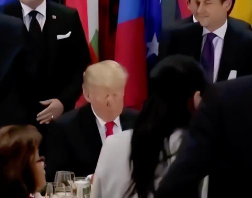 美国媒体直接放出79岁特朗普的健康猛料，据说是白宫高级官员亲口爆料的，看完真的惊