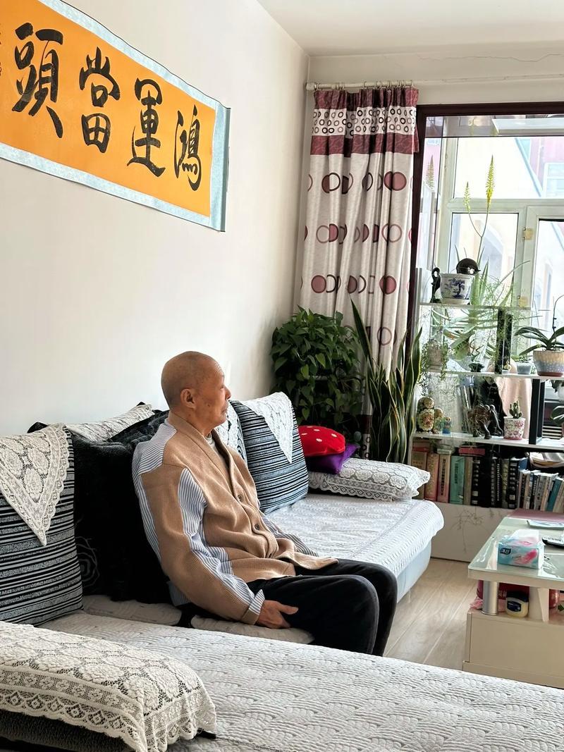 小区凉亭又有新闻了:一位年近八十岁邻居遇到难事了，他98岁的老父亲要从乡下大哥家