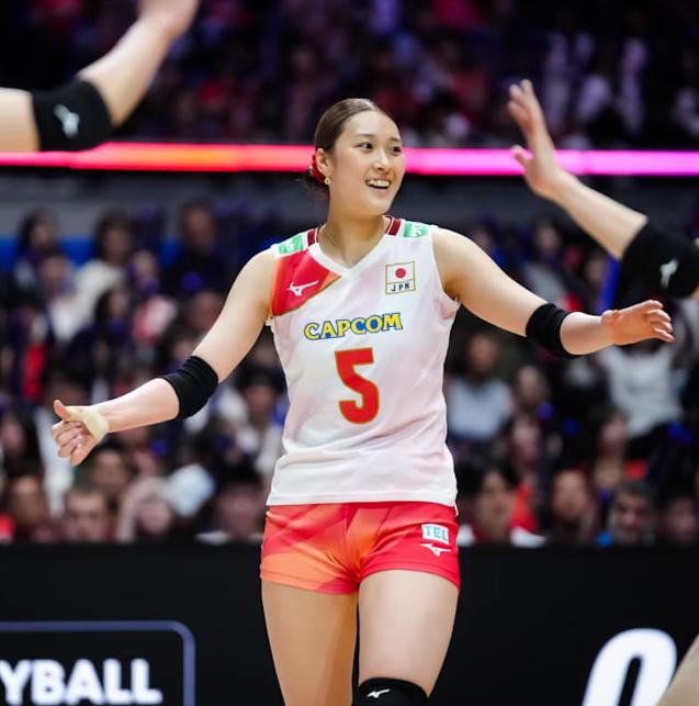 打不过中国女排，日本女排3-0韩国进决赛，有名队员长得漂亮。刚刚，亚运会另一场
