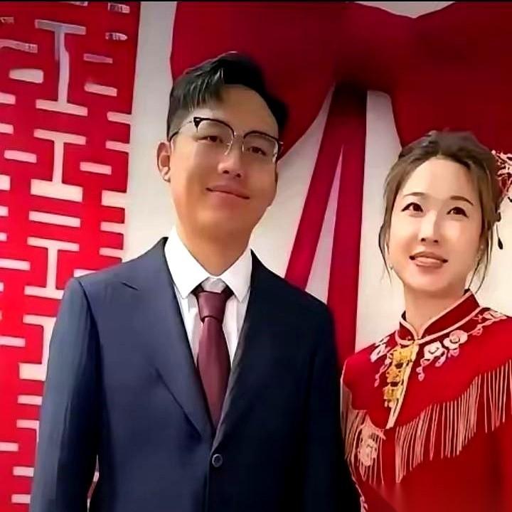 厦门这个小伙子，高一刚入学，一眼就看中了讲台上的生物老师兼班主任。为了这份不敢宣