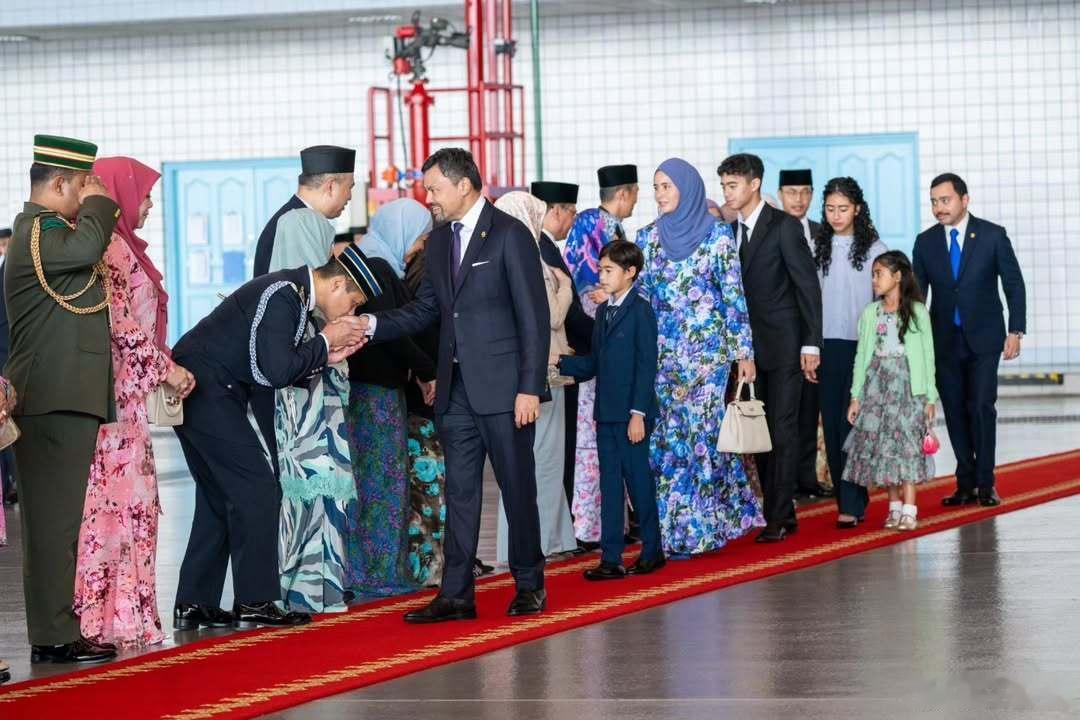 文莱王室🇧🇳8月12日，比拉王储和莎拉王储妃，他们的四个孩子，阿卜杜尔·慕