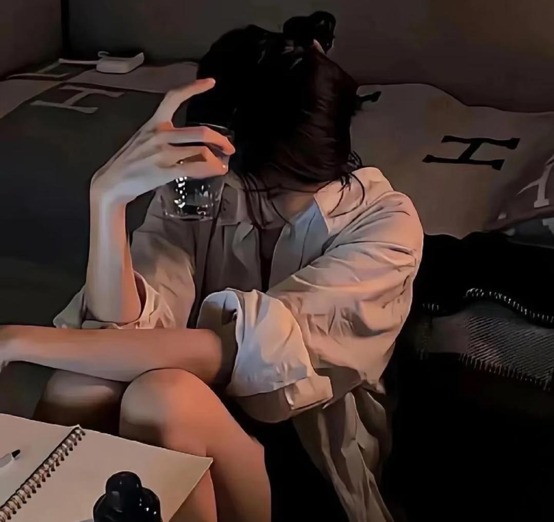 我身边真事，我朋友夫妻俩因小事拌了嘴，他老婆找闺蜜喝酒吐槽，结果一群人轮番拱火