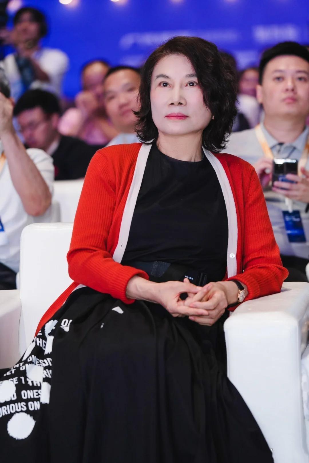 71岁董明珠无美颜生图疯传！红发牛仔衣比50岁还嫩，这哪是奶奶是姐姐！刷到7