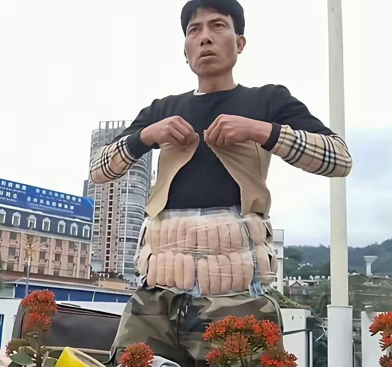 买了很多中国香肠的越南小贩