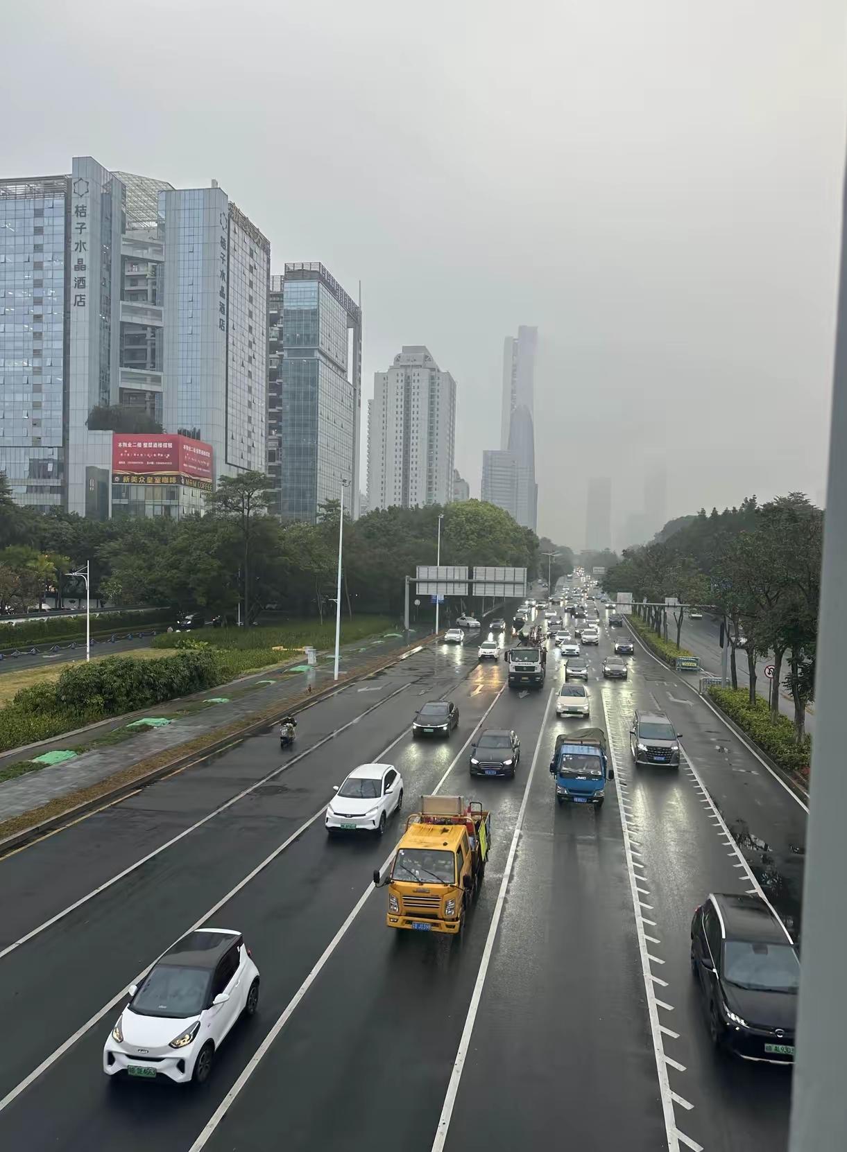 今天下午没什么事，随手刷了刷深圳的房价，结果差点把我眼睛都看直了！我一个亲戚，今