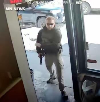 你正在饭店吃饭时突然有个人手里拿着枪冲了进来，大家都怎么办，肯定是先躲起来，1月