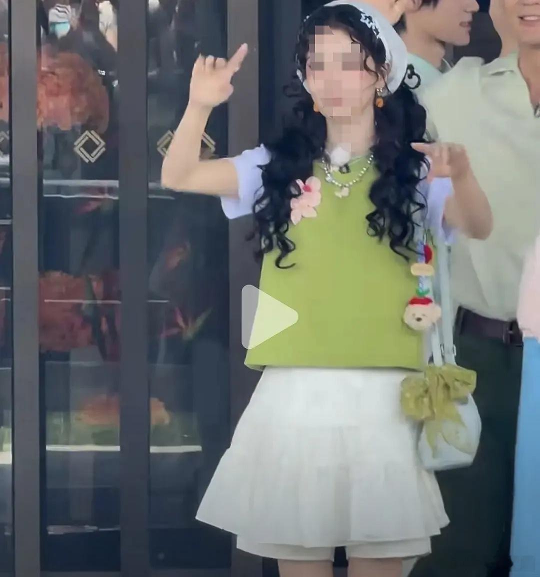 白鹿只要把脸挡住就还挺好看的