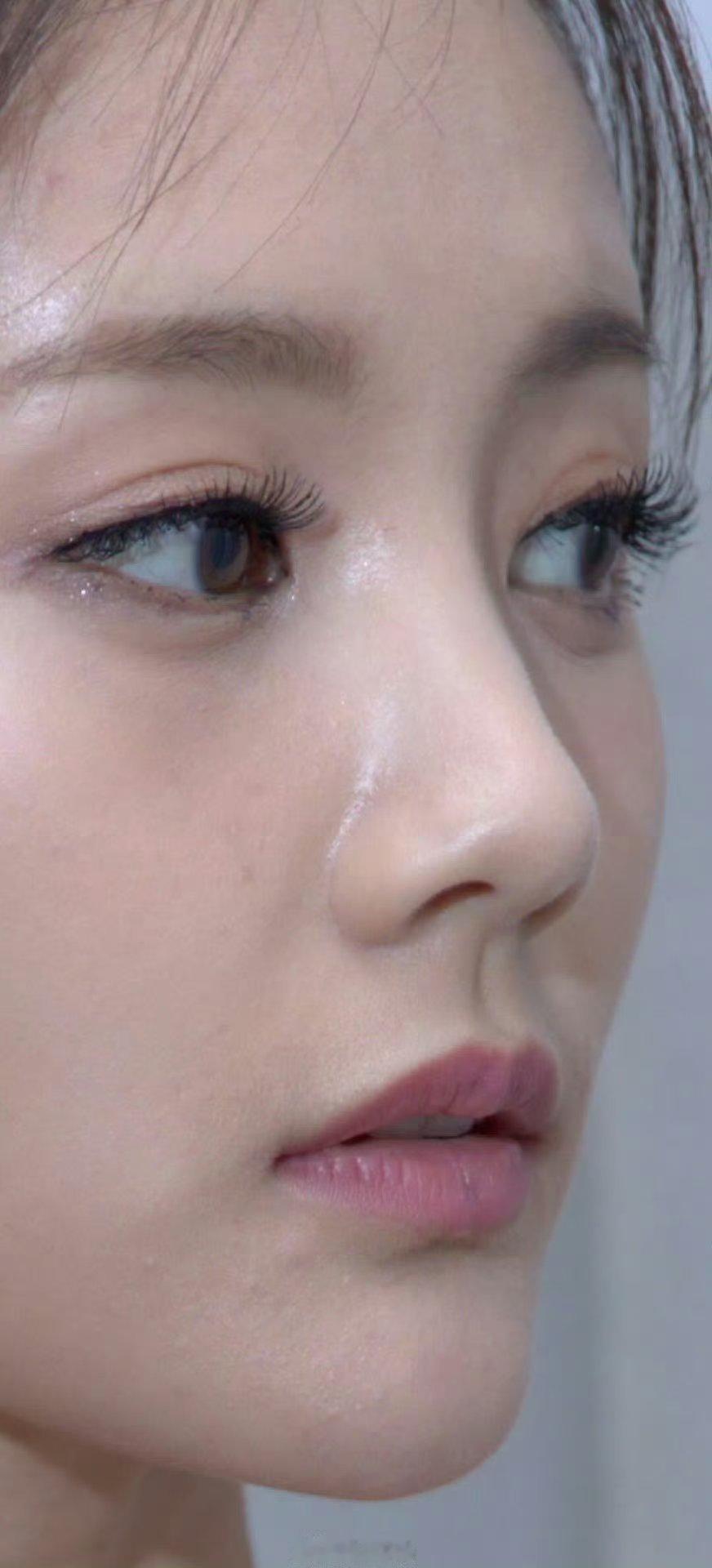 这是早期的怼脸李一桐吧皮肤太完美了没有毛孔​​​