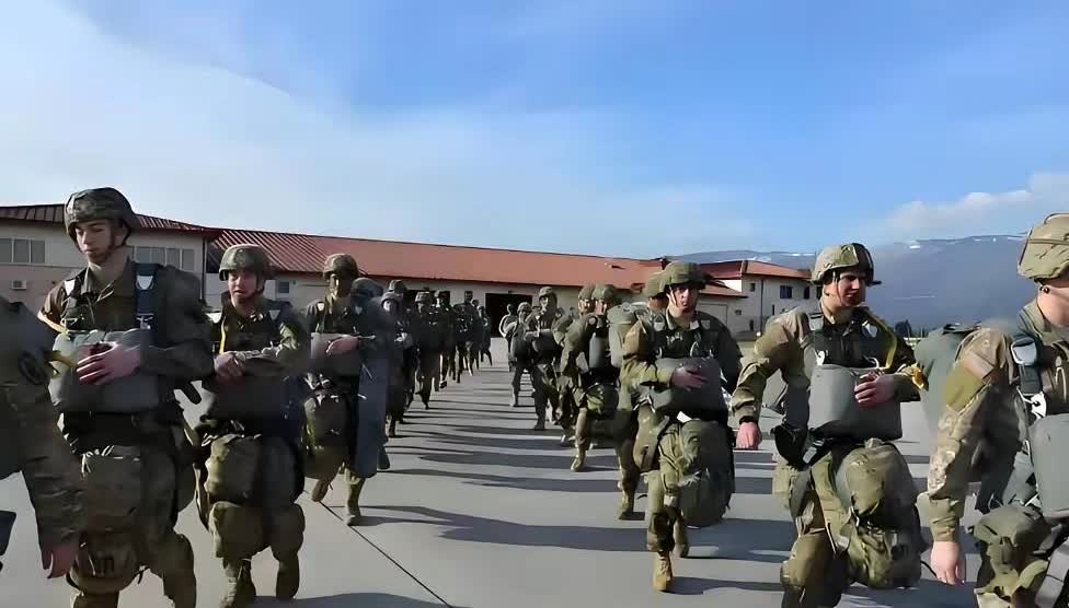 特朗普装都不装了，暗示美国军方出手！怎么说呢？特朗普之前就公开说过，中国对毒贩都