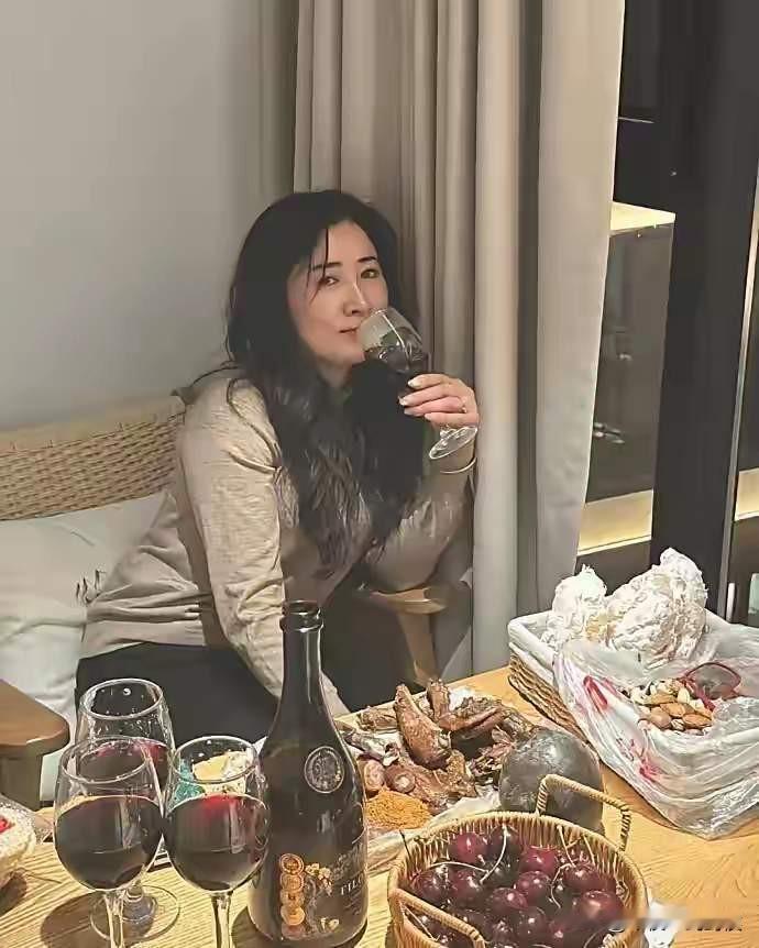 女领导总是骚扰我，仿佛我是一只无人领养的小公猫。每次跟客户应酬她都带上我，喝多