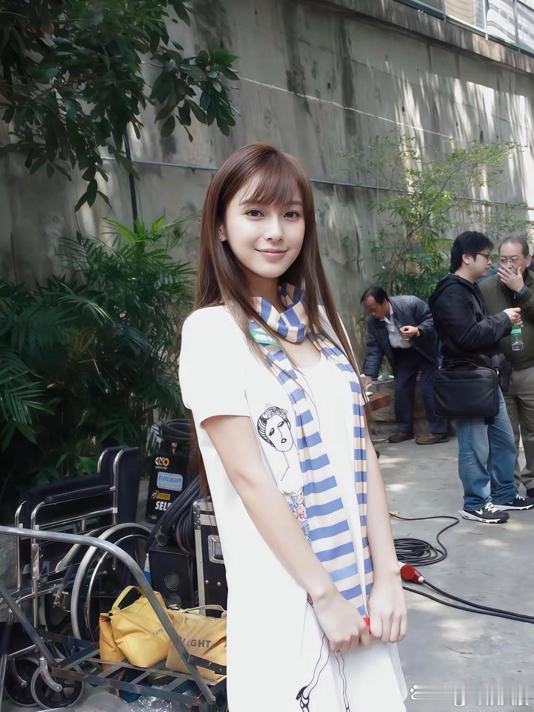 杨颖笑容甜度满分，精致颜值直接拉满，每一帧都让人疯狂心动～