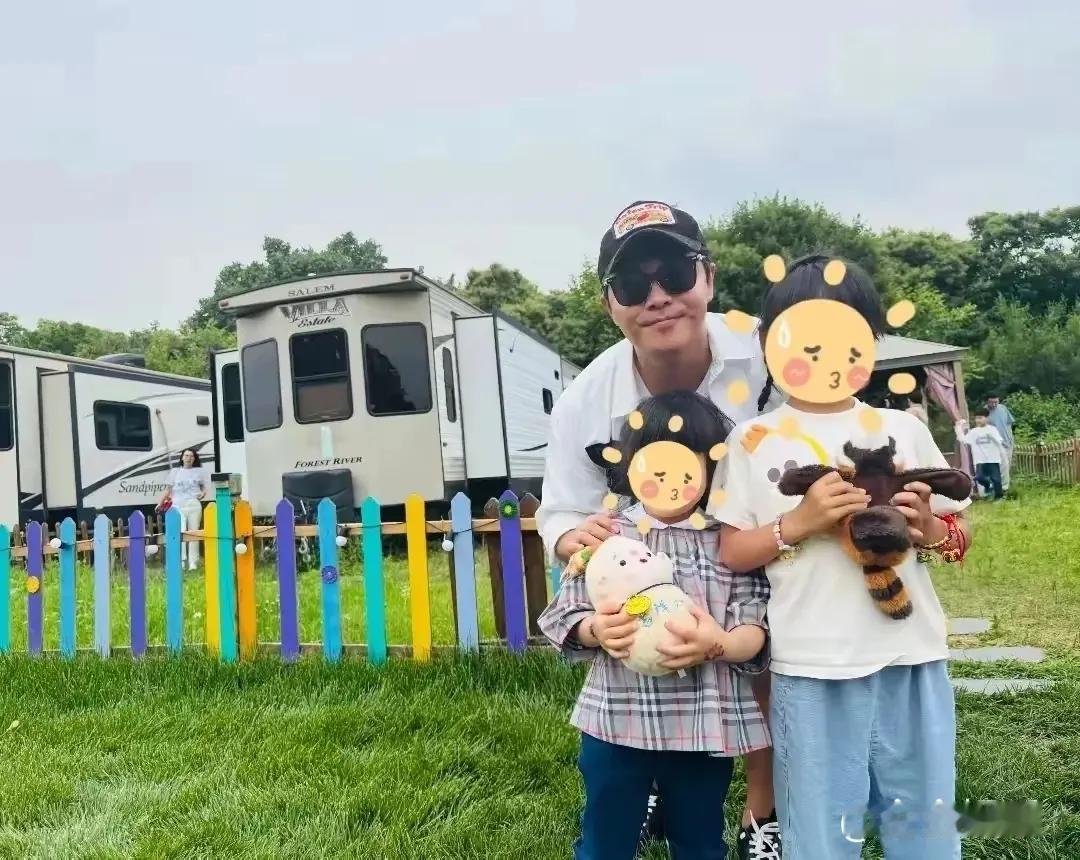 6月1日，有媒体拍到佟丽娅与陈思诚在北京某亲子乐园合体带娃。41岁的佟丽娅身着白