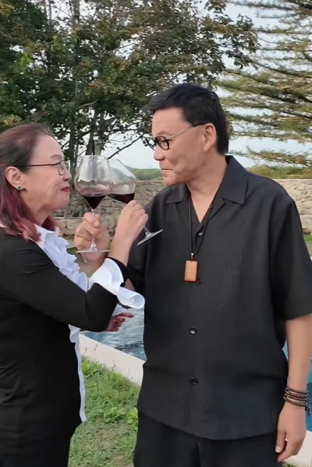 再婚婚后的李国庆与张丹红似乎开启了属于他们俩自己的全球旅游模式。国内国外，山高水