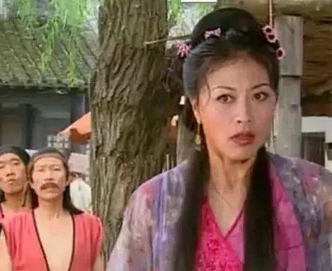 汉朝，一个40多岁的监狱长巡视牢房，相中了两个体态丰盈的年轻女囚。连夜让她们住进