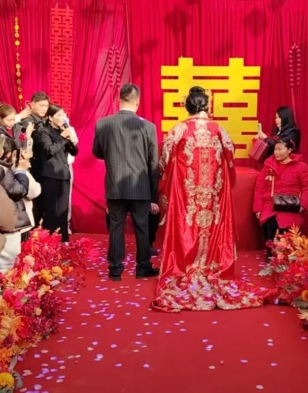 今日腊月二十六，大衣哥朱之文女儿朱雪梅出嫁，女儿出嫁大衣哥大衣嫂满脸堆笑，忙里忙