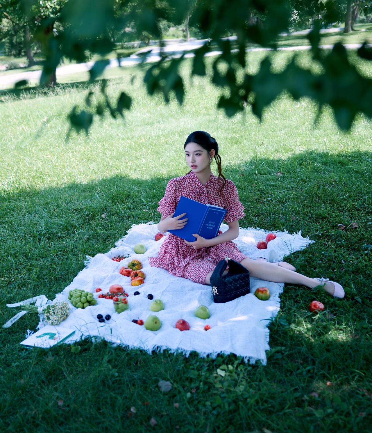 演员艾米坠入粉色花园瞬间秒变花儿一朵美得灿烂又浪漫人见人爱最爱她的花裙