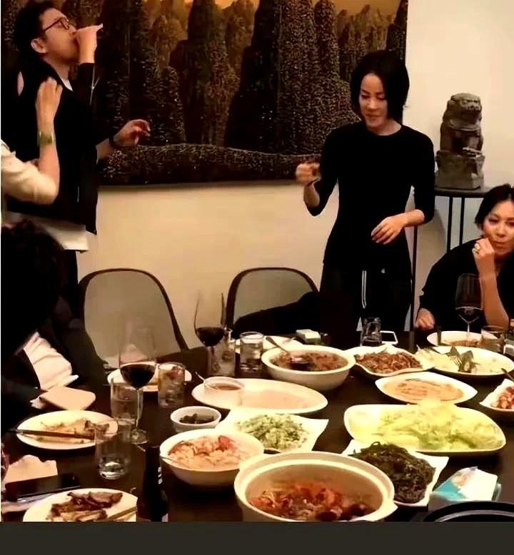 谁能想到，关系好到王菲这种程度，去刘嘉玲家做客，可能都得掂量一下能不能上她家厕所